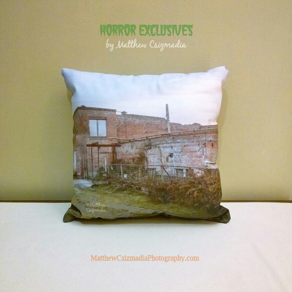 Halloween III: Season of the Witch Silver Shamrock Factory Throw Pillow 🎃 💀 ☘️